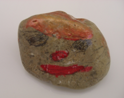 Cara pintada na pedra