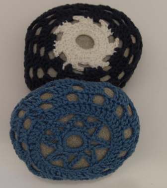 Alinhavar - pedras forradas com crochet
